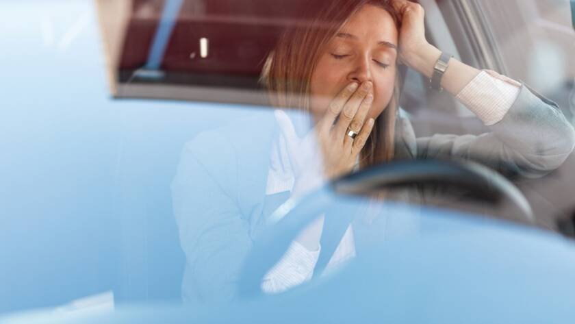 Infografía detallada sobre los síntomas de la fatiga al volante y recomendaciones de descanso para conductores.