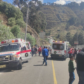 Accidente Rally Ambato Vehículo Volcado: Auto Cae en Patio Casa sin Heridos