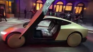 Flota de robotaxis de Tesla circulando en ciudad, negocio de conducción autónoma