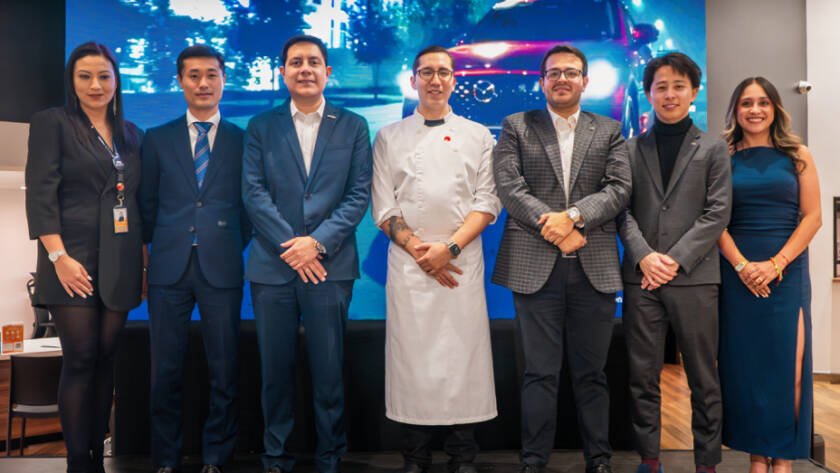 Chef y vehículo Mazda en restaurante ecuatoriano durante lanzamiento de Mazda Gourmet experiencia gastronómica Ecuador