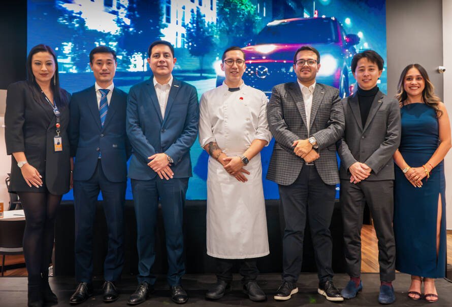 Chef y vehículo Mazda en restaurante ecuatoriano durante lanzamiento de Mazda Gourmet experiencia gastronómica Ecuador