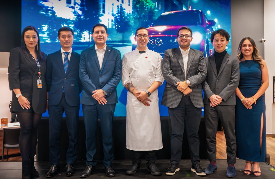 Chef y vehículo Mazda en restaurante ecuatoriano durante lanzamiento de Mazda Gourmet experiencia gastronómica Ecuador