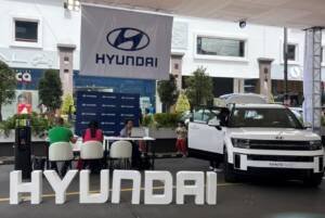 Stand de exhibición del Carfest 2026 con Hyundai mostrando vehículos híbridos y asesores comerciales.