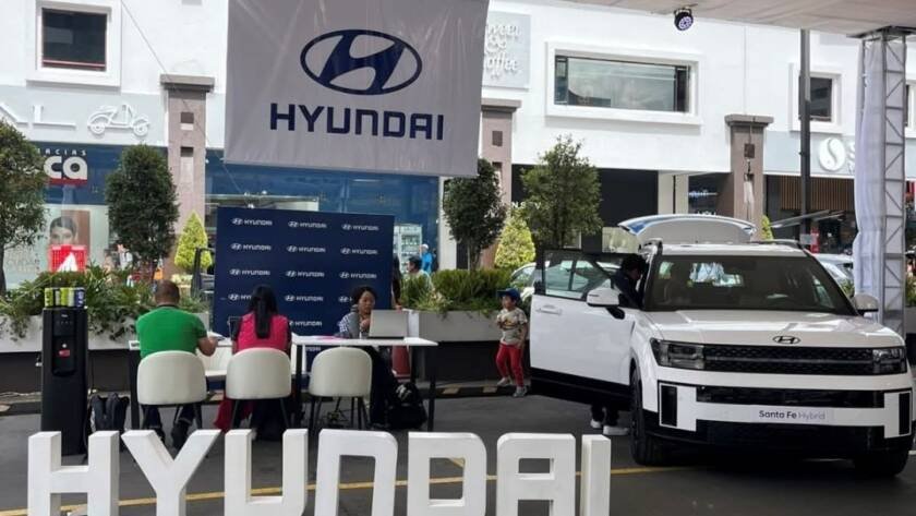 Stand de exhibición del Carfest 2026 con Hyundai mostrando vehículos híbridos y asesores comerciales.