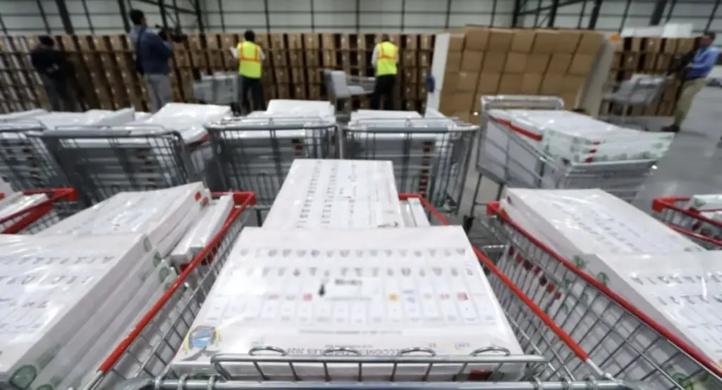 Vista de motor con tubería de combustible inspeccionada por el retiro de vehículos Kia y Genesis.