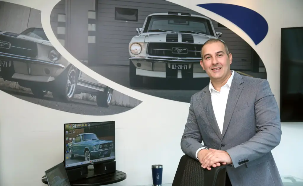 José Llanos analizando los objetivos de ventas de Ford y el ADN de Ford Racing en Colombia.