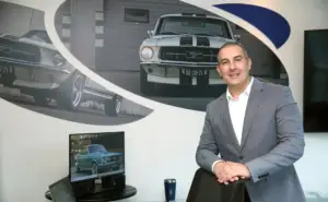 José Llanos analizando los objetivos de ventas de Ford y el ADN de Ford Racing en Colombia.