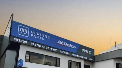 Exhibición de lubricantes y componentes originales Chevrolet dentro de la oferta de repuestos genuinos de Proauto.
