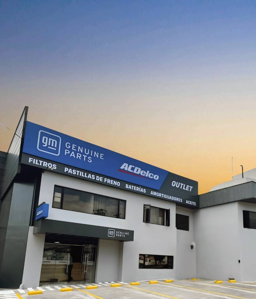 Exhibición de lubricantes y componentes originales Chevrolet dentro de la oferta de repuestos genuinos de Proauto.