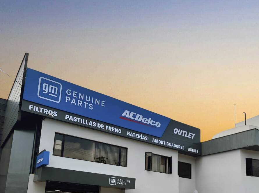 Exhibición de lubricantes y componentes originales Chevrolet dentro de la oferta de repuestos genuinos de Proauto.