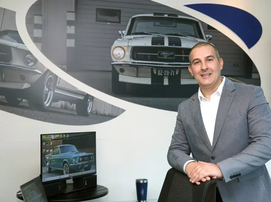 José Llanos analizando los objetivos de ventas de Ford y el ADN de Ford Racing en Colombia.