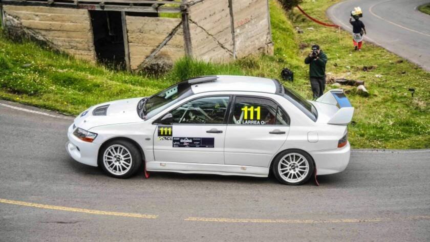 Carlos Larrea y Javier Holguín compitiendo en el Campeonato de Trepada de Montaña de Tungurahua con su Mitsubishi Lancer.