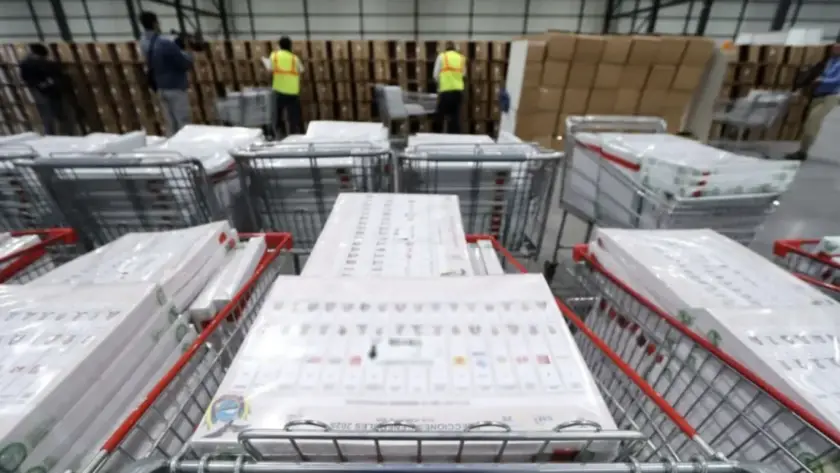 Vista de motor con tubería de combustible inspeccionada por el retiro de vehículos Kia y Genesis.