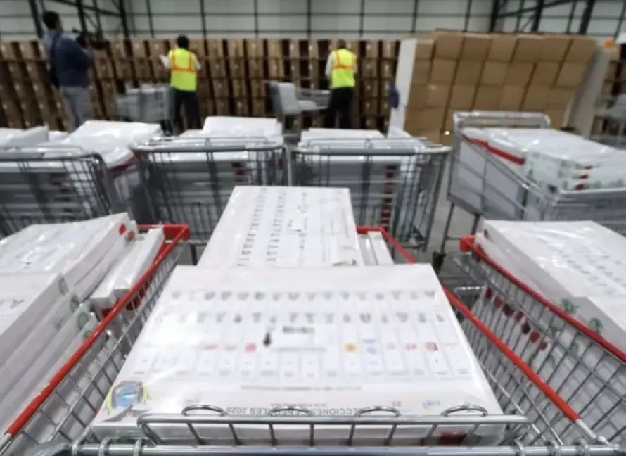 Vista de motor con tubería de combustible inspeccionada por el retiro de vehículos Kia y Genesis.