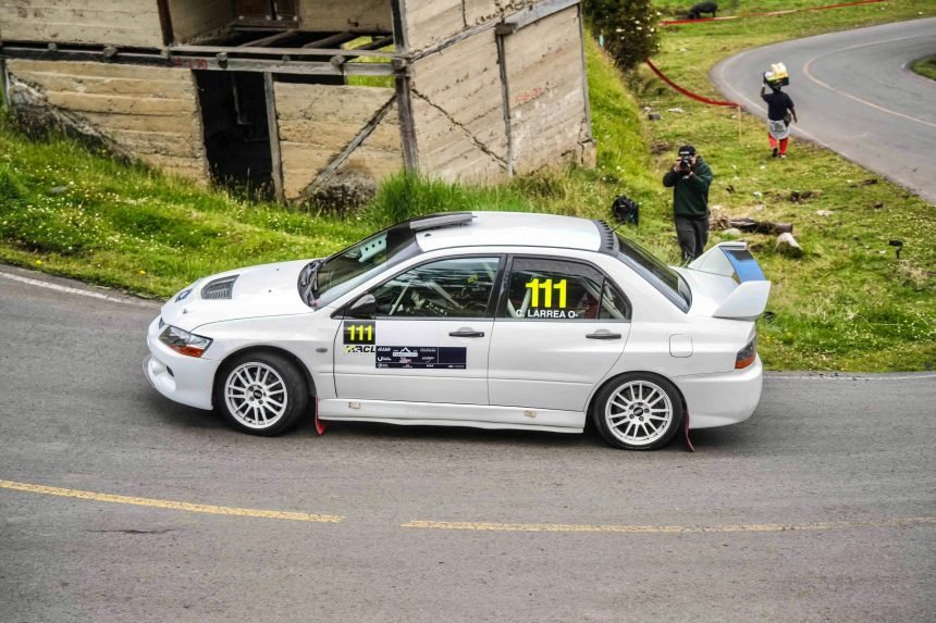 Carlos Larrea y Javier Holguín compitiendo en el Campeonato de Trepada de Montaña de Tungurahua con su Mitsubishi Lancer.