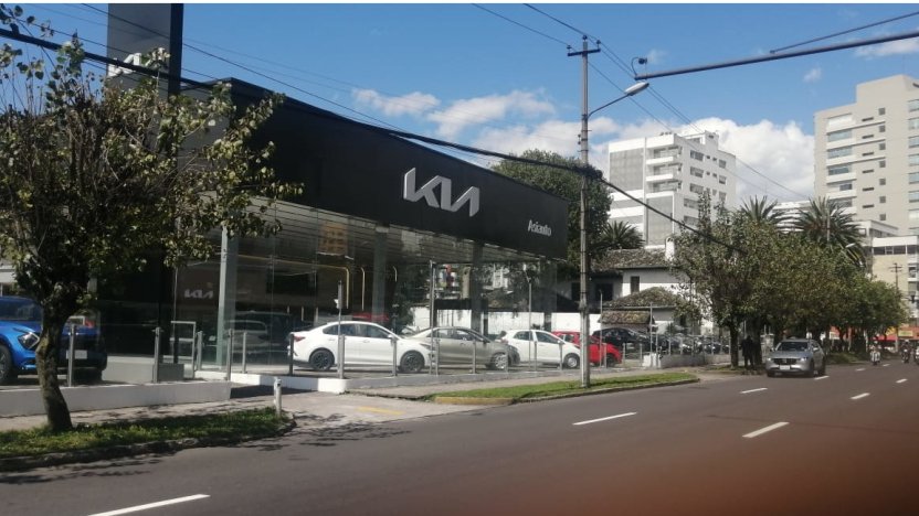 Imagen de varios modelos de carros coreanos modernos en un concesionario en Ecuador.