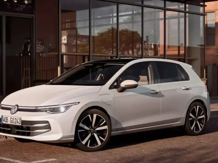 Volkswagen Golf 2026 híbrido completo color azul en carretera con paisaje verde de fondo, destacando su diseño moderno y tecnología eficiente.