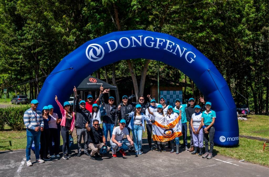 Voluntarios de Dongfeng Maresa trabajando en la recuperación del río San Pedro en Guangopolo.