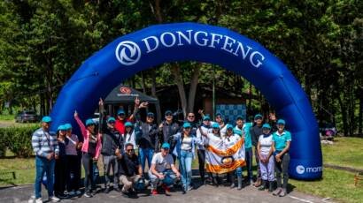 Voluntarios de Dongfeng Maresa trabajando en la recuperación del río San Pedro en Guangopolo.