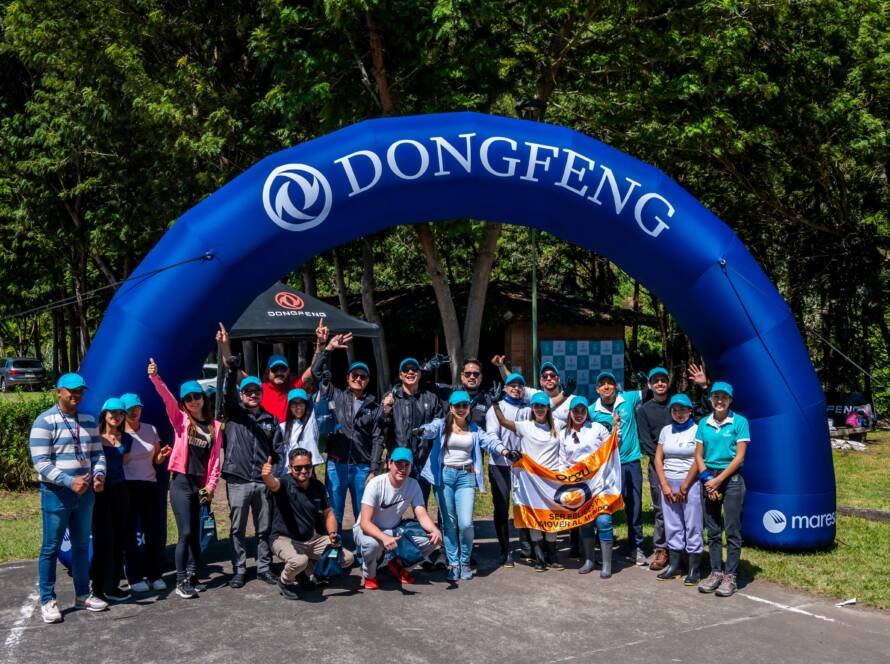Voluntarios de Dongfeng Maresa trabajando en la recuperación del río San Pedro en Guangopolo.