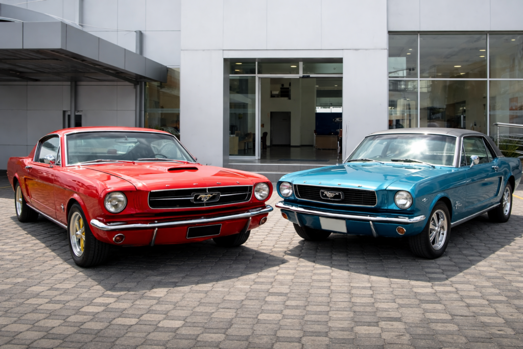 Exhibición de vehículos Ford Mustang clásicos y modernos en evento automotriz en Quito