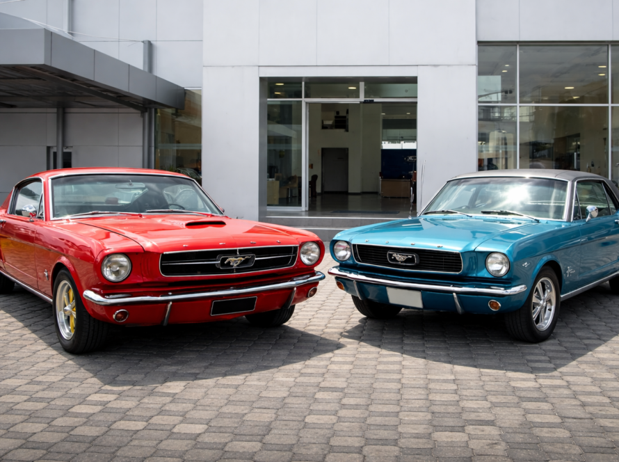 Exhibición de vehículos Ford Mustang clásicos y modernos en evento automotriz en Quito