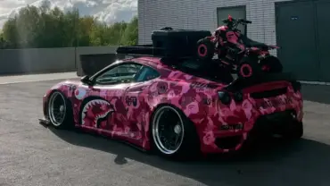 El Ferrari F430 de Liberty Walk: Un superdeportivo extremo con portaequipajes y quad