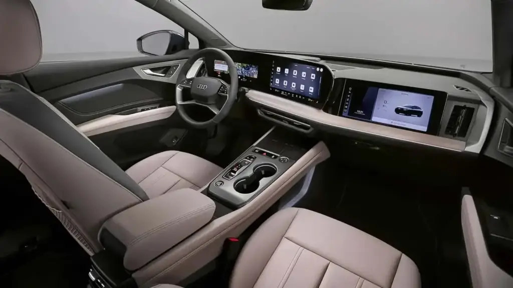 Audi Q4 e-tron renovado con interior digital y pantallas táctiles