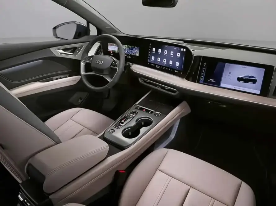 Audi Q4 e-tron renovado con interior digital y pantallas táctiles