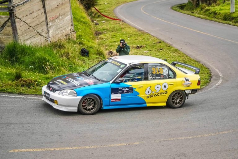 Carlos Larrea y Javier Holguín compitiendo en el Campeonato de Trepada de Montaña de Tungurahua con su Mitsubishi Lancer.