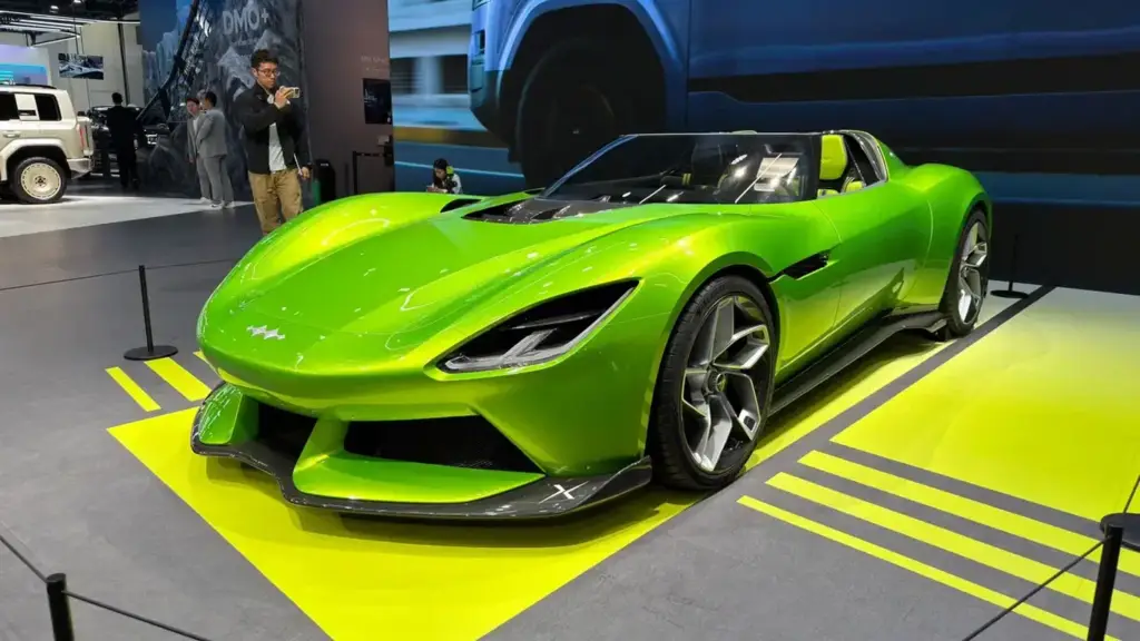 Fangchengbao Formula X superdeportivo eléctrico biplaza blanco con puertas de tijera y diseño futurista en el Salón de Pekín 2026