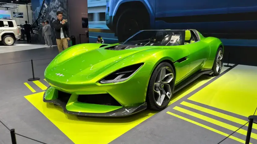 Fangchengbao Formula X superdeportivo eléctrico biplaza blanco con puertas de tijera y diseño futurista en el Salón de Pekín 2026