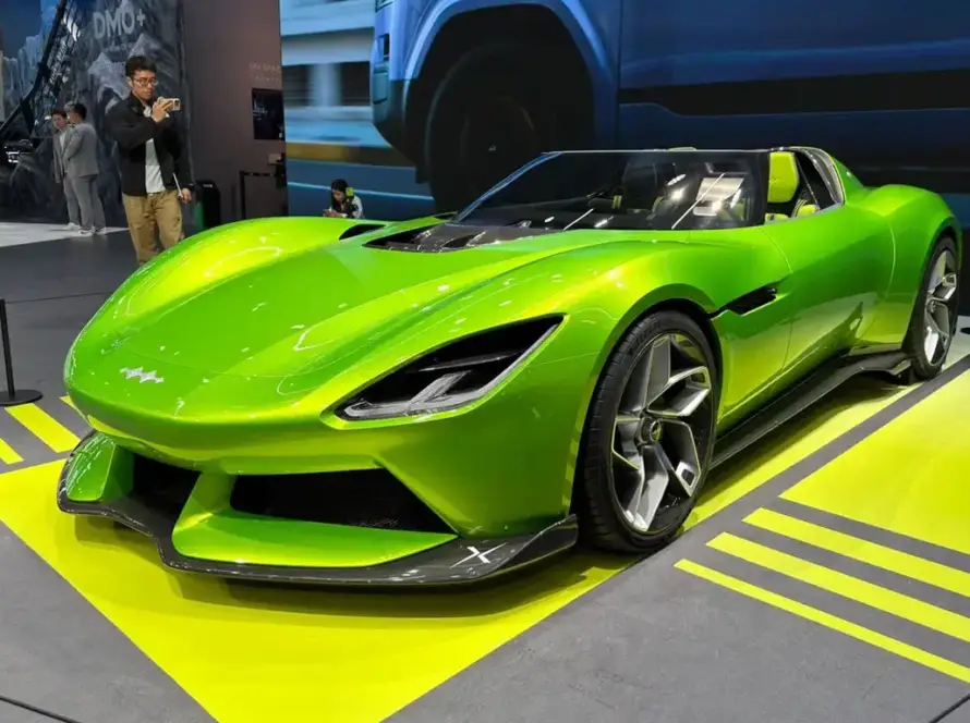 Fangchengbao Formula X superdeportivo eléctrico biplaza blanco con puertas de tijera y diseño futurista en el Salón de Pekín 2026