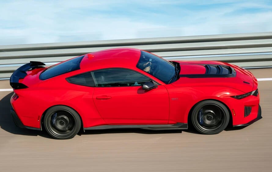 Ford Mustang Dark Horse SC 2026 en pista con alerón y ventila en cofre