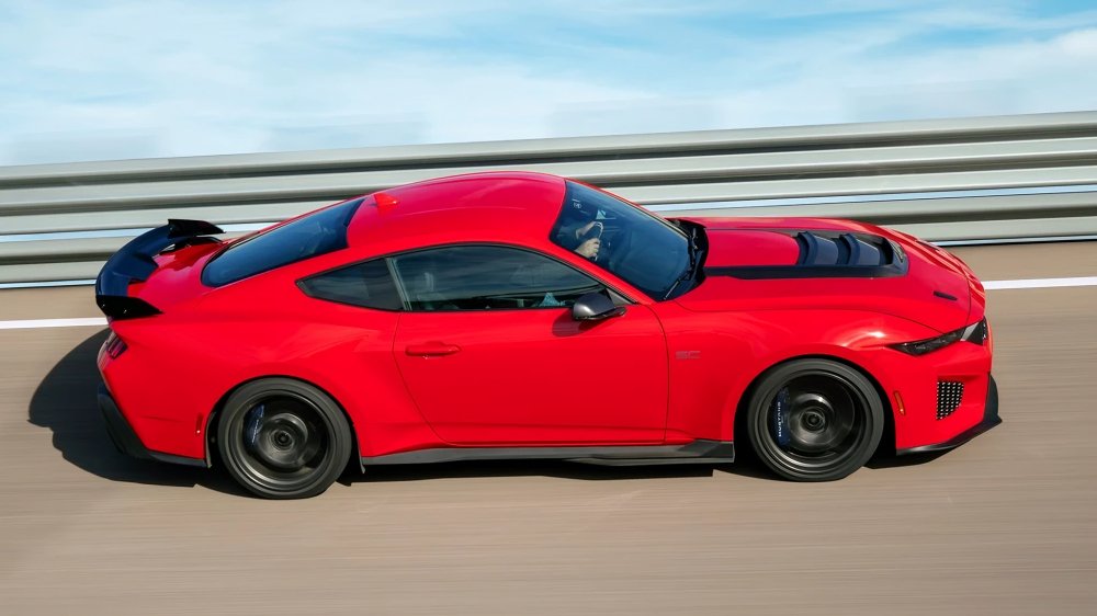 Ford Mustang Dark Horse SC 2026 en pista con alerón y ventila en cofre