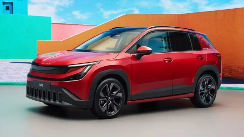 Vista frontal y lateral del nuevo Škoda Epiq, SUV eléctrico compacto con diseño Modern Solid