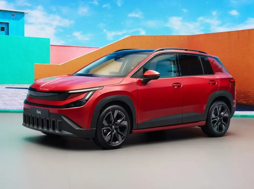 Vista frontal y lateral del nuevo Škoda Epiq, SUV eléctrico compacto con diseño Modern Solid