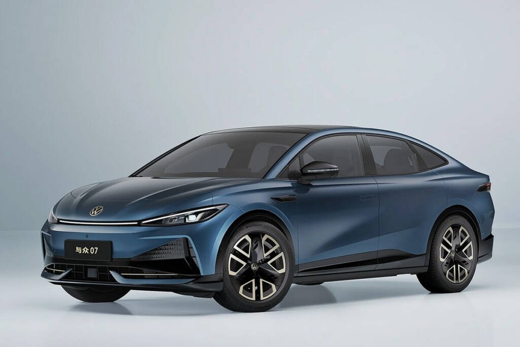 Vista frontal y lateral del Volkswagen ID. Unyx 07, sedán eléctrico mediano desarrollado sobre la plataforma CEA