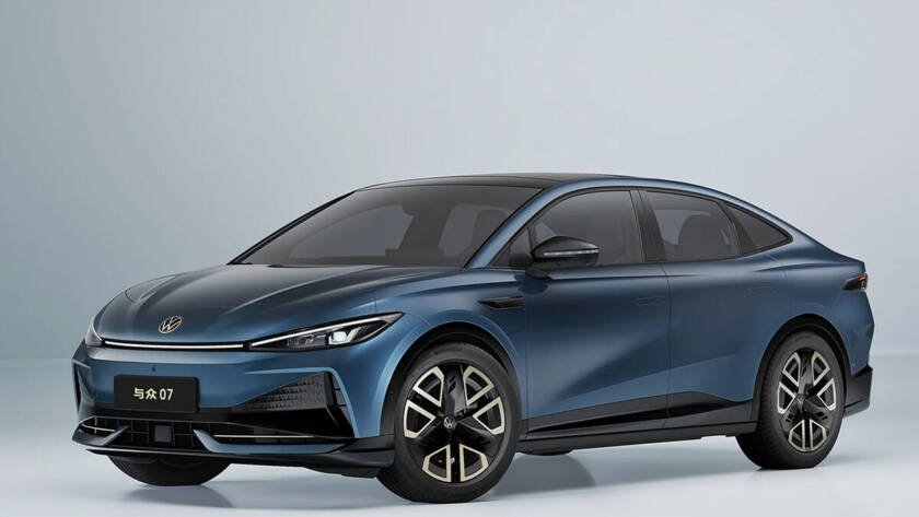 Vista frontal y lateral del Volkswagen ID. Unyx 07, sedán eléctrico mediano desarrollado sobre la plataforma CEA