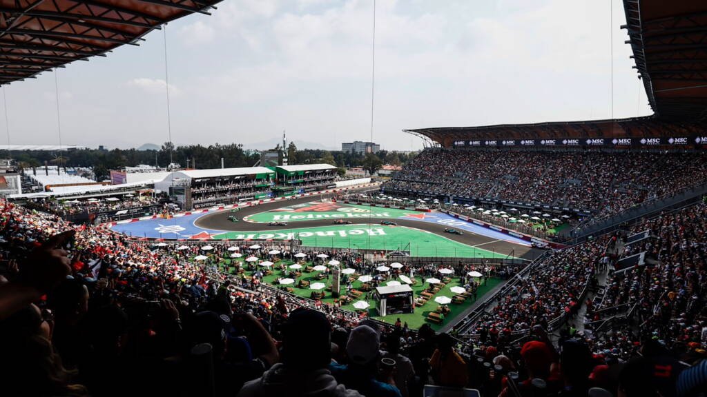 Vista aérea del Autódromo Hermanos Rodríguez durante una competencia de Fórmula 1 en Ciudad de México