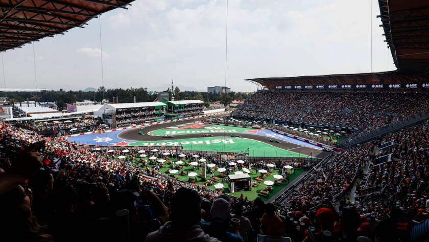 Vista aérea del Autódromo Hermanos Rodríguez durante una competencia de Fórmula 1 en Ciudad de México
