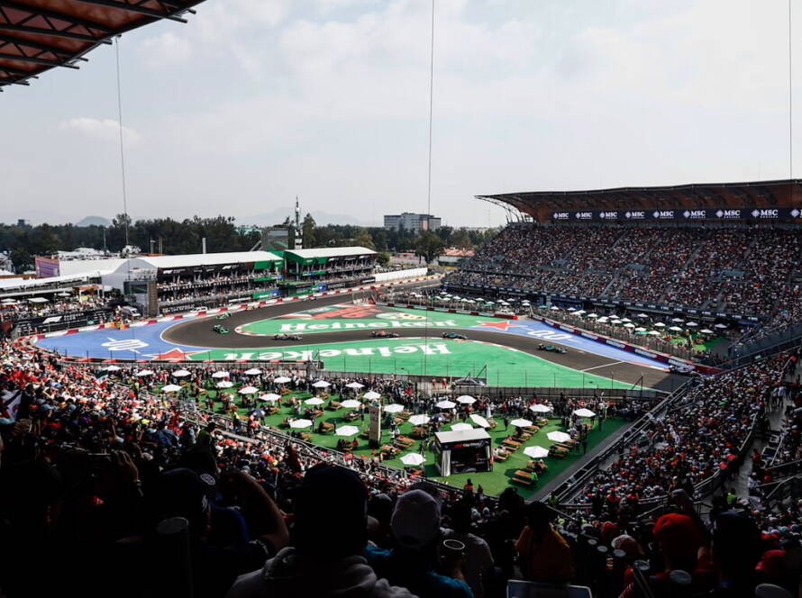 Vista aérea del Autódromo Hermanos Rodríguez durante una competencia de Fórmula 1 en Ciudad de México