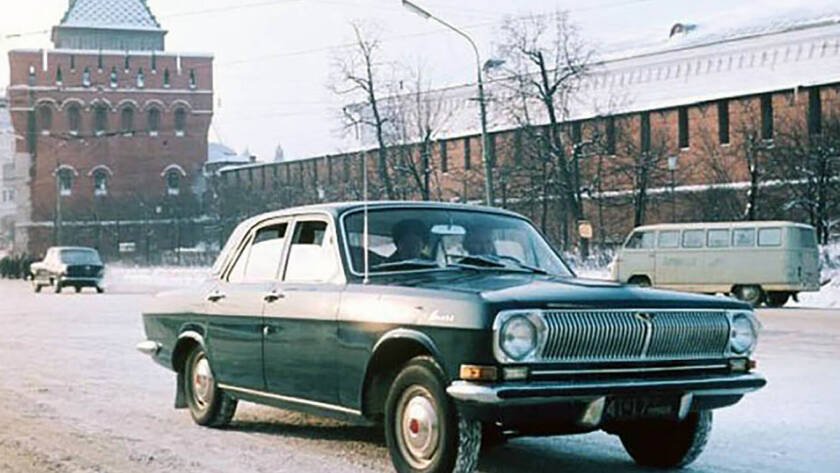 Colección de vehículos clásicos de marcas de coches de la Unión Soviética en exposición histórica