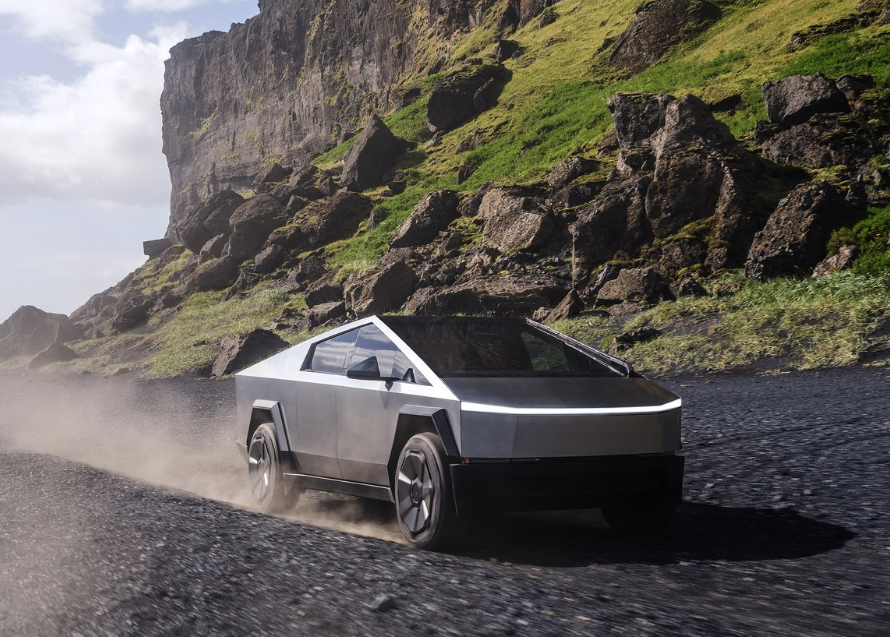 Vista detallada de una llanta original de Tesla Cybertruck instalada en una de sus ruedas