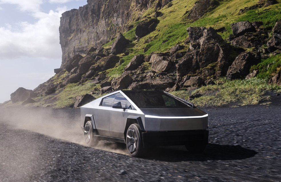 Vista detallada de una llanta original de Tesla Cybertruck instalada en una de sus ruedas