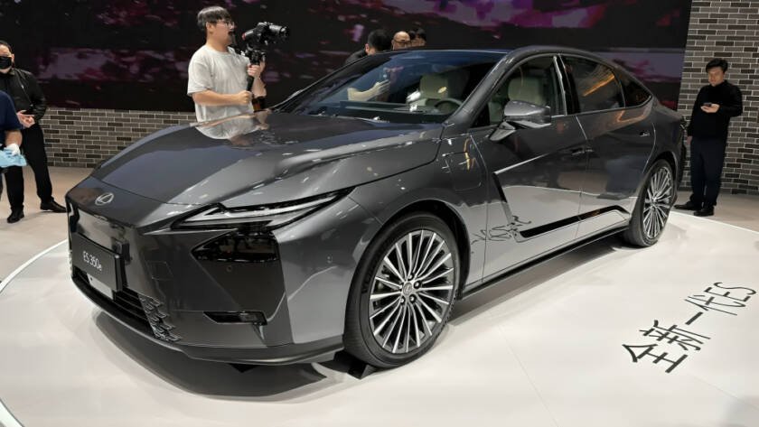 Interior del Lexus ES 2026 versión Omotenashi con acabados de lujo y pantalla central