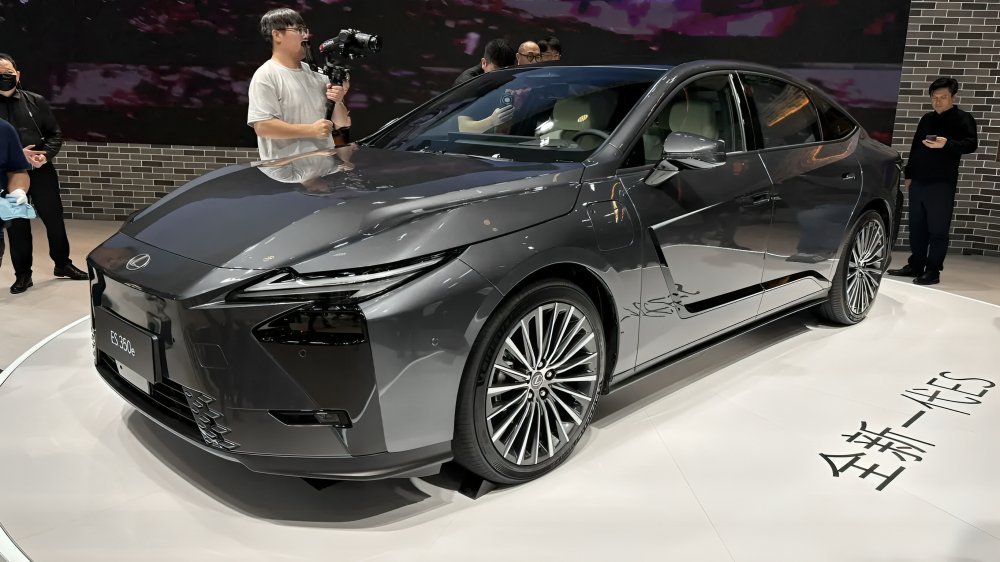 Interior del Lexus ES 2026 versión Omotenashi con acabados de lujo y pantalla central