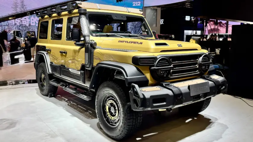 Vista frontal y lateral del 212 T01 edición Battlefield, vehículo 4×4 de origen militar en color beige arena, exhibido en el Salón de Beijing