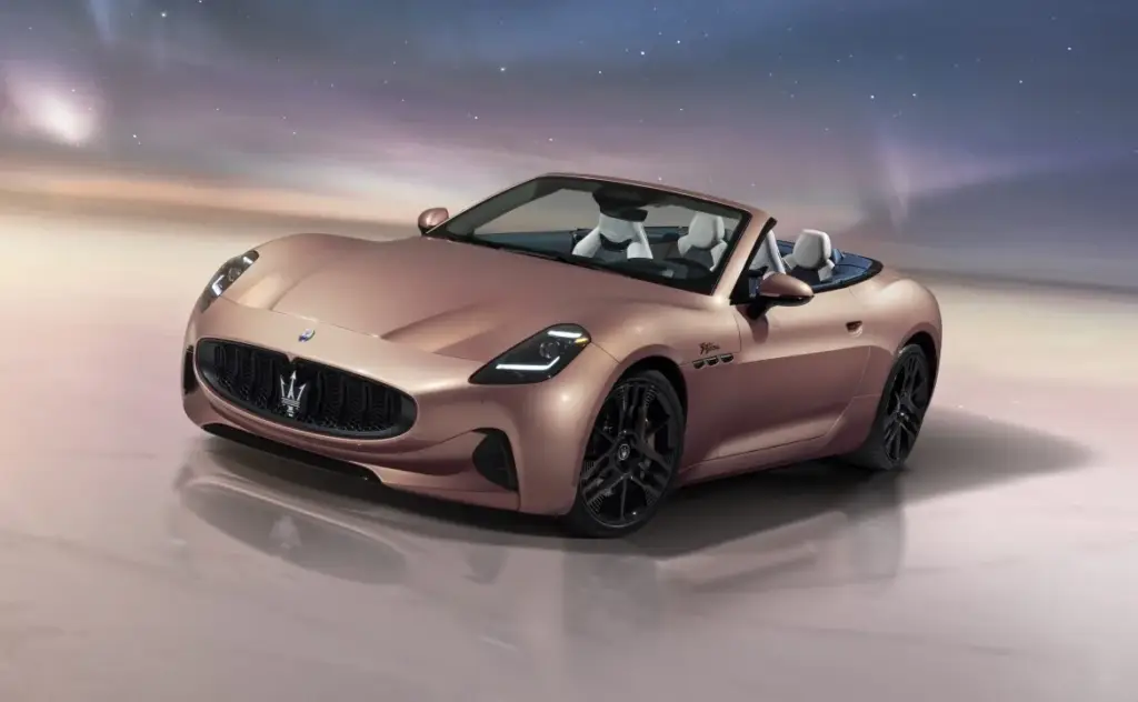 Representación conceptual de un vehículo eléctrico de Maserati con elementos tecnológicos de origen chino y diseño tradicional italiano