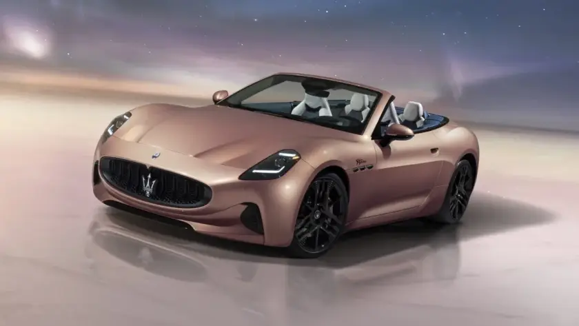 Representación conceptual de un vehículo eléctrico de Maserati con elementos tecnológicos de origen chino y diseño tradicional italiano